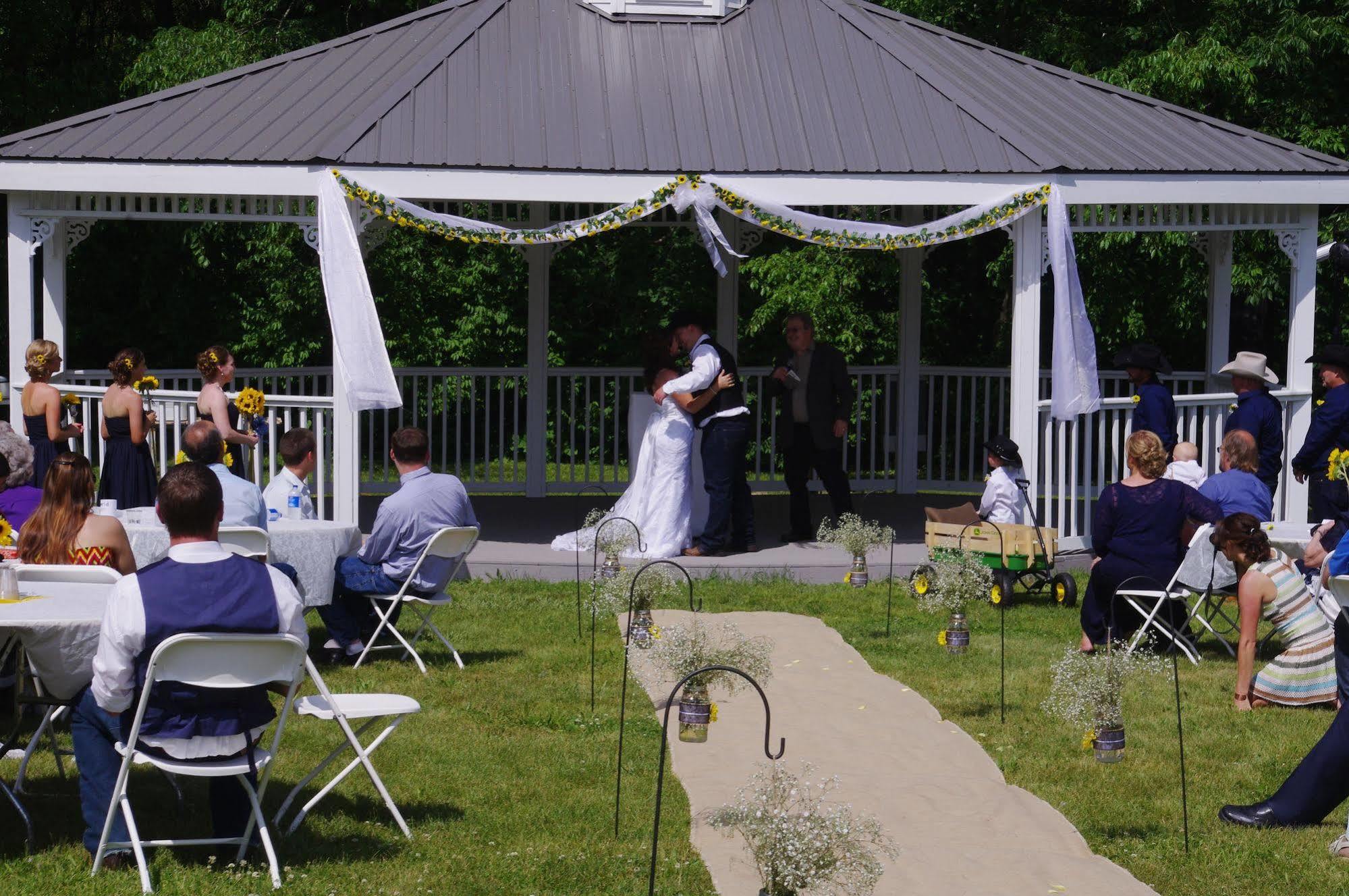 Brook Pointe Inn Syracuse Exterior foto